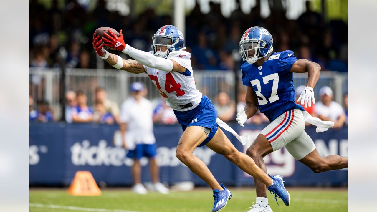 Daniel Jones connects with Saquon Barkley, Sterling Shepard and Jalin Hyatt  at Giants camp