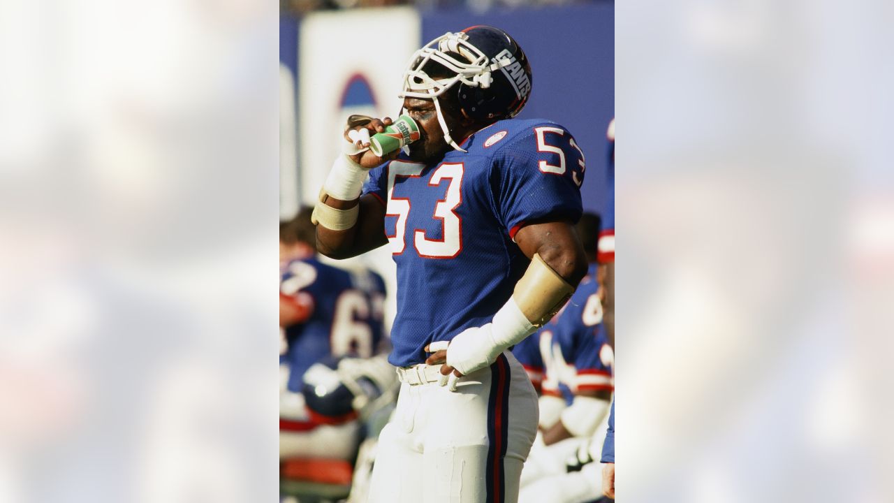 Harry Carson in old school Giant's uniform  Giants football, New york  giants football, Ny giants football