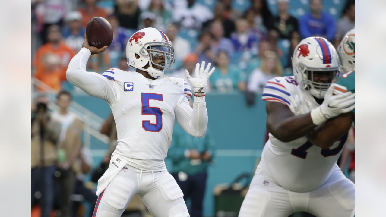 Buffalo Bills quarterback Tyrod Taylor (5) looks to throw a pass