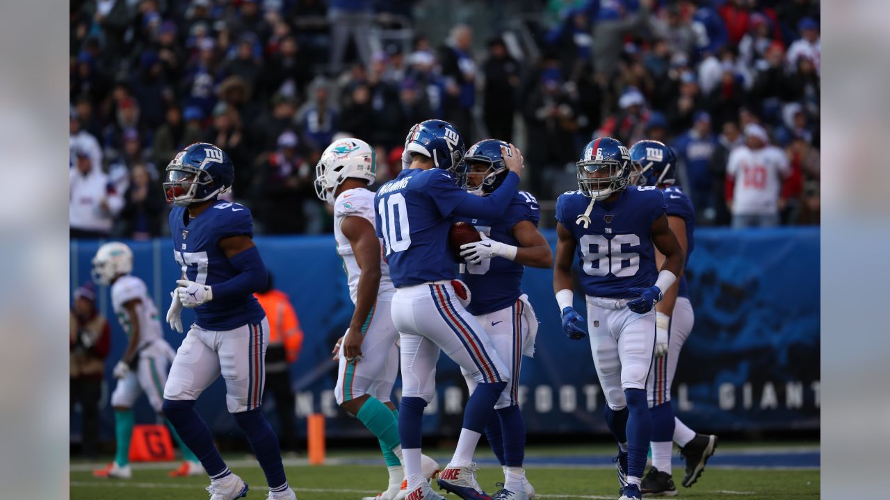 Photo: New York Giants Eli Manning hands off to Ahmad Bradshaw at MetLife  Stadium in New Jersey - NYP20111016110 