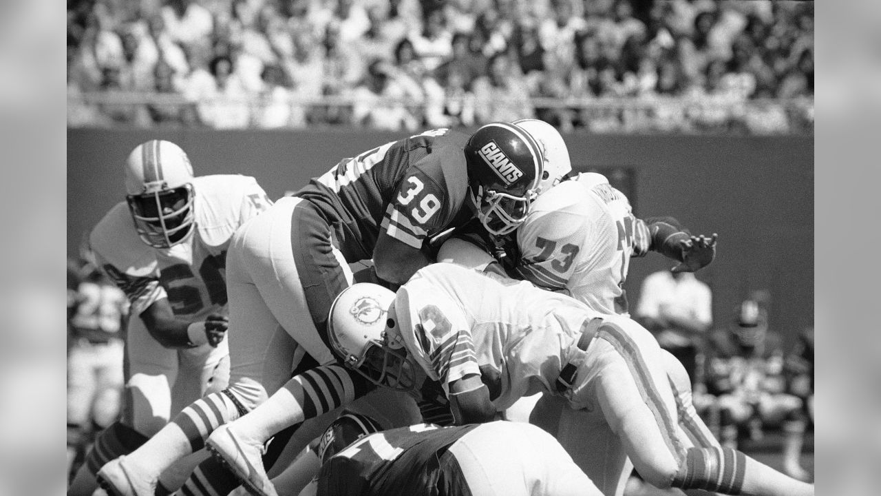 New York Giants Larry Csonka leaves the game with bandaged knee