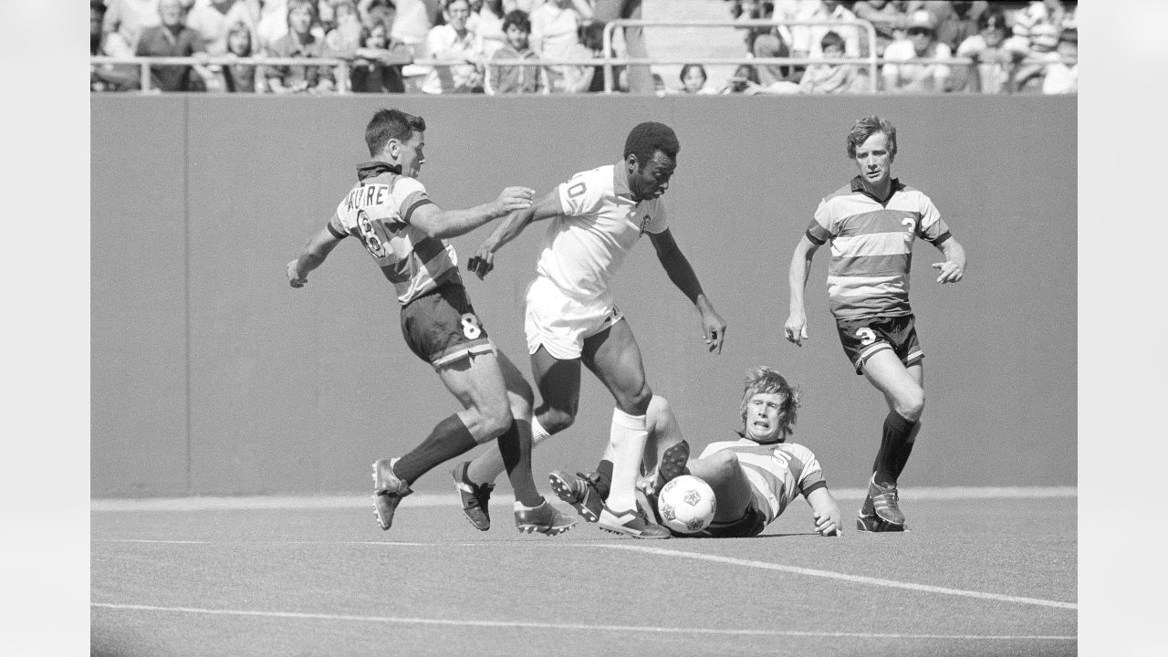 tphoto on X: Pele (New York Cosmos) and George Best (Los Angeles Aztecs)  New York Cosmos 5-2 Los Angeles Aztecs at Giants Stadium, New York  26/6/1977 Photo by Masahide Tomikoshi / TOMIKOSHI