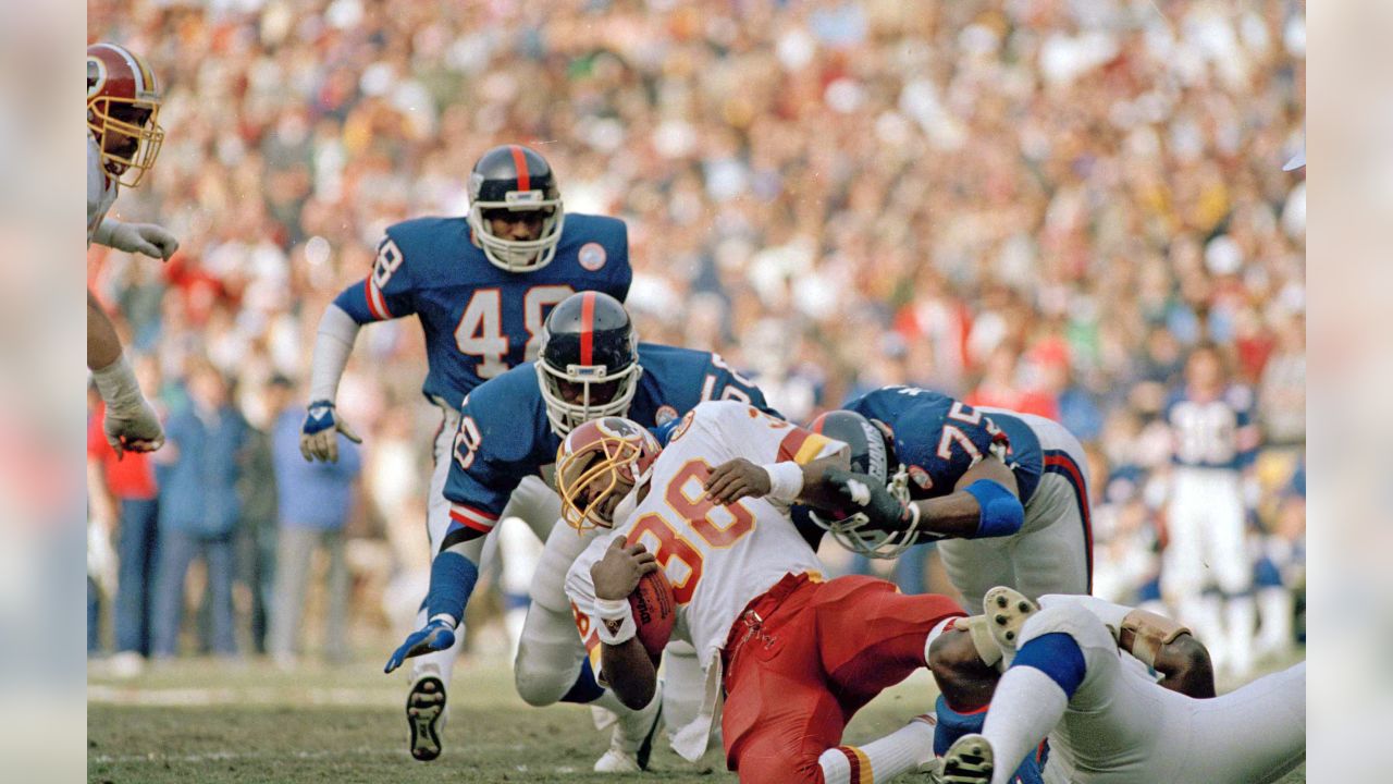 New York Giants receiver Ed McCaffrey snares a 17-yard pass from  quarterback Jeff Hostetler over Washington Redskins cornerback R. J.  Johnson (47) during the second quarter of game at RFK Stadium in