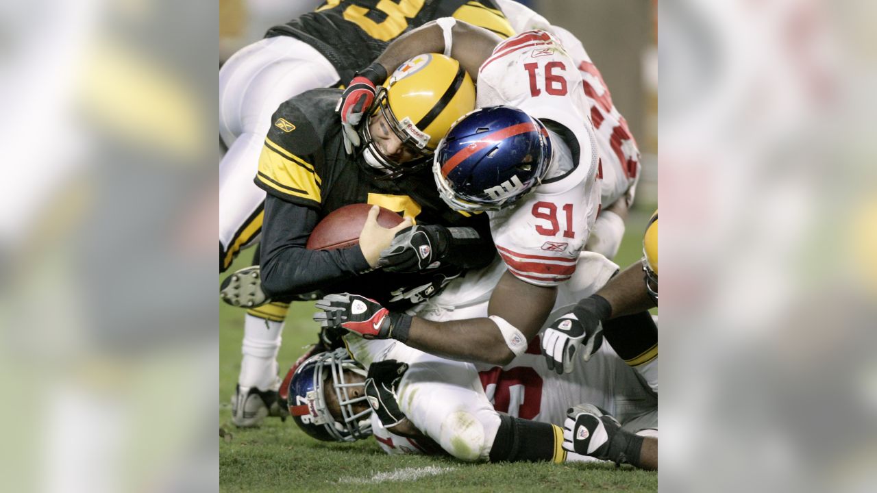 Baltimore Ravens quarterback Lamar Jackson (8) scrambles away from  Pittsburgh Steelers inside linebacker Vince Williams (98) in the second  half of an NFL football game, Sunday, Oct. 6, 2019, in Pittsburgh. The