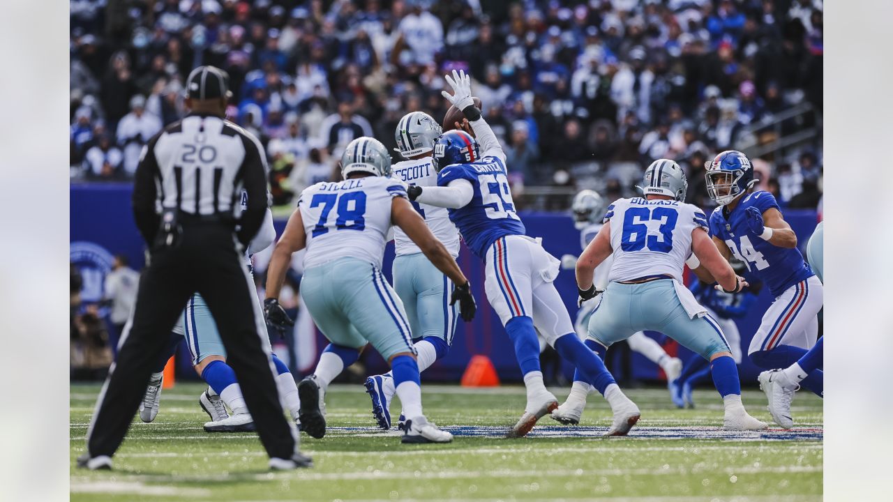 New York Giants fullback Elijhaa Penny (39) and defensive back Steven  Parker (38) react after a defensive play against the Washington Football  Team during the first quarter of an NFL football game, Sunday, Jan. 9,  2022, in East Rutherford, N.J. (AP Pho