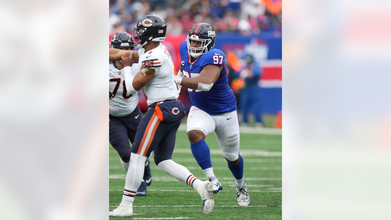 Giants DT Dexter Lawrence Goes Viral With His Massive Size In 2022