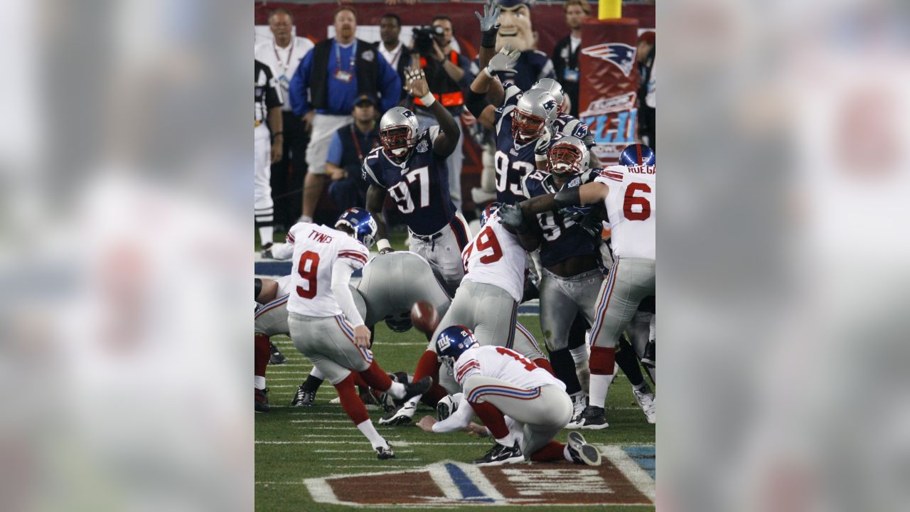 NO FILM, NO VIDEO, NO TV, NO DOCUMENTARY - New York Giants Brandon Jacobs  makes a reception in the second quarter against the New England Patriots  during Super Bowl XLII at University