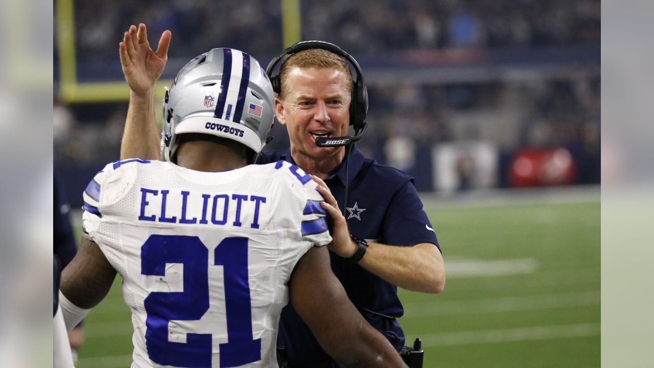 Dallas Cowboys offensive coordinator Jason Garrett (R) talks to