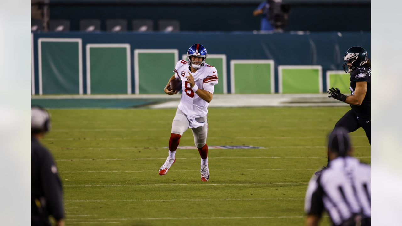 Daniel Jones Trip - Giants QB Falls During 80-Yard Run Against Eagles