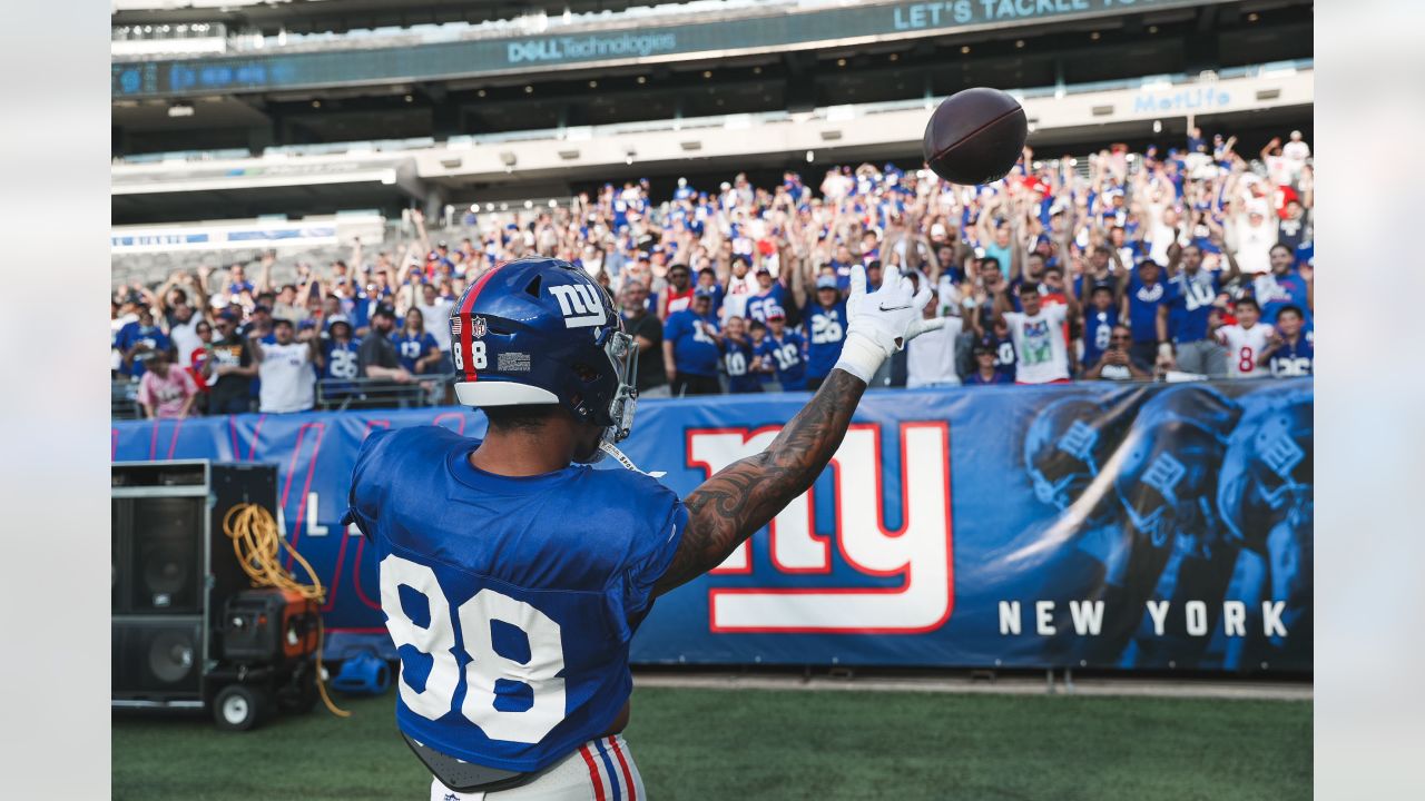 Superfan working to keep Giants fans in MetLife seats vs. Cowboys