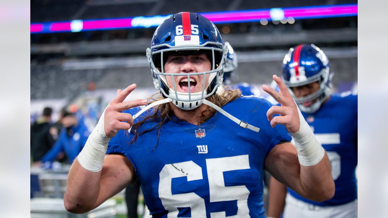 New York Giants offensive guard Nick Gates (65) looks to block