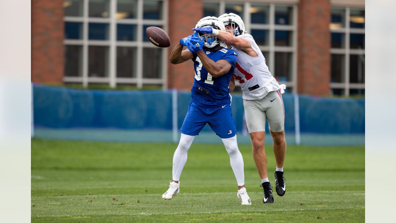 Giants sign RB Matt Breida amid Saquon Barkley trade rumors