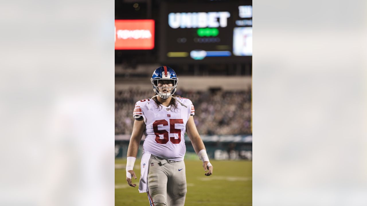 New York Giants offensive guard Nick Gates (65) looks to block