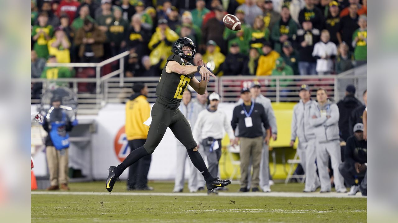 Oregon QB Justin Herbert bypassing 2019 NFL Draft, will return to Ducks for  senior season 