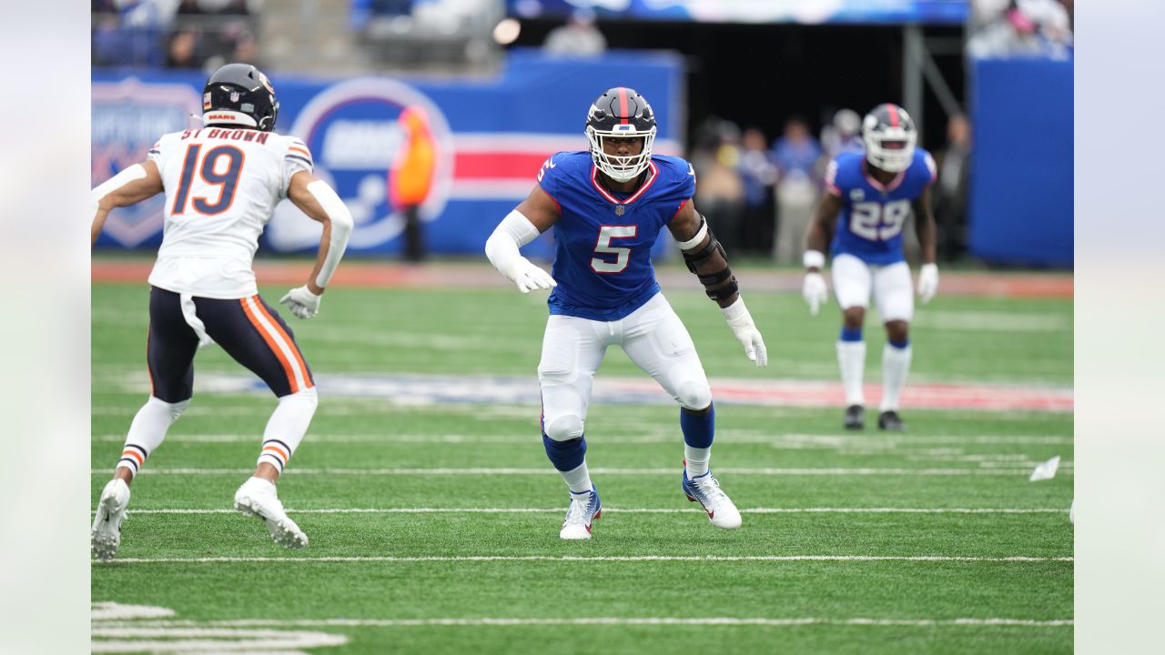 New York Giants defensive end Kayvon Thibodeaux (5) and safety