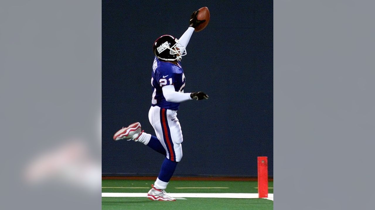 23 Dec 2001: Tiki Barber of the New York Giants during the Giants 27-24  victory over the Seattle Seahawks at Giants Stadium in East Rutherford, New  Jersey. (Icon Sportswire via AP Images