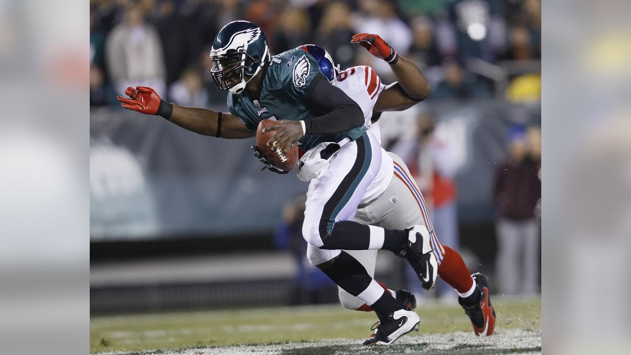 New York Giants Justin Tuck (91) sacks Philadelphia Eagles quarterback  Michael Vick during NFL action at The New Meadowlands Stadium in East  Rutherford, New Jersey, on Sunday, December 19, 2010. (Photo by