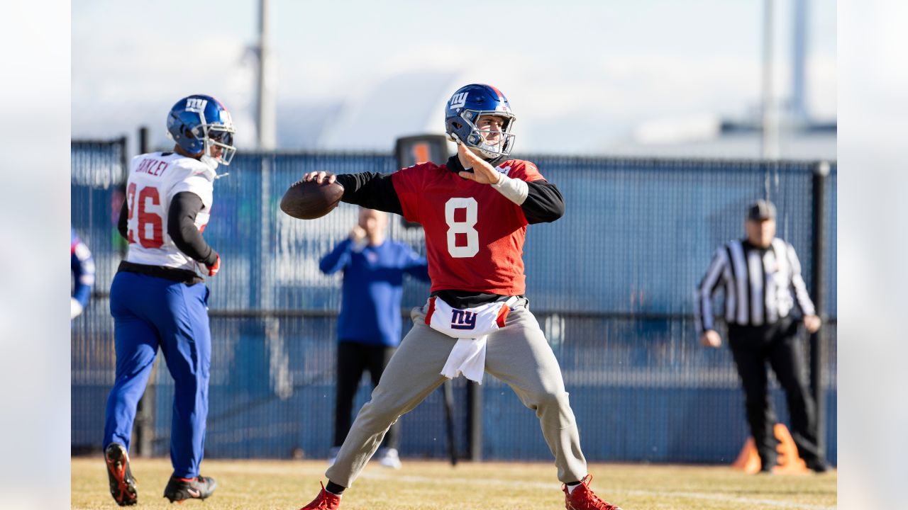 Michael Boley's touchdown celebration goes awry as NY Giants LB smacks  intern with the ball – New York Daily News