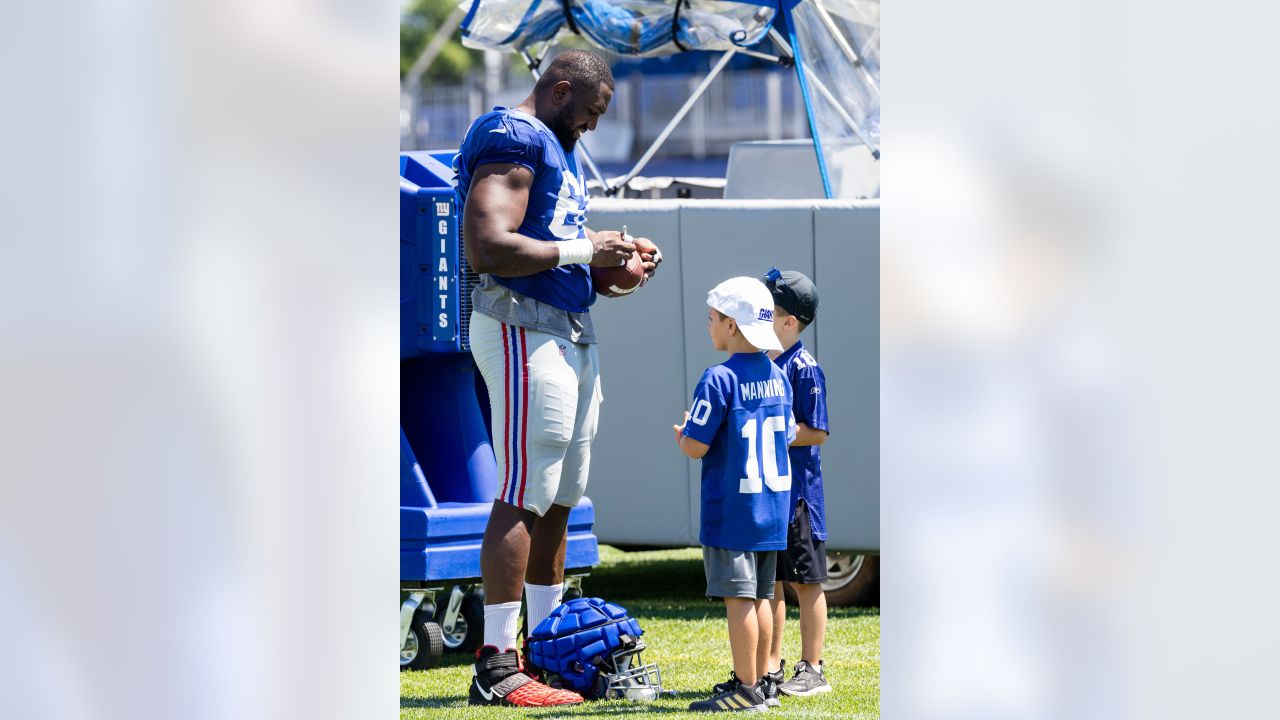 Roy Mbaeteka Interview, New York Giants 6-foot-9, 320lb International  signing Roy Mbaeteka talks about his experience and how he made his way to  BigBlue! 