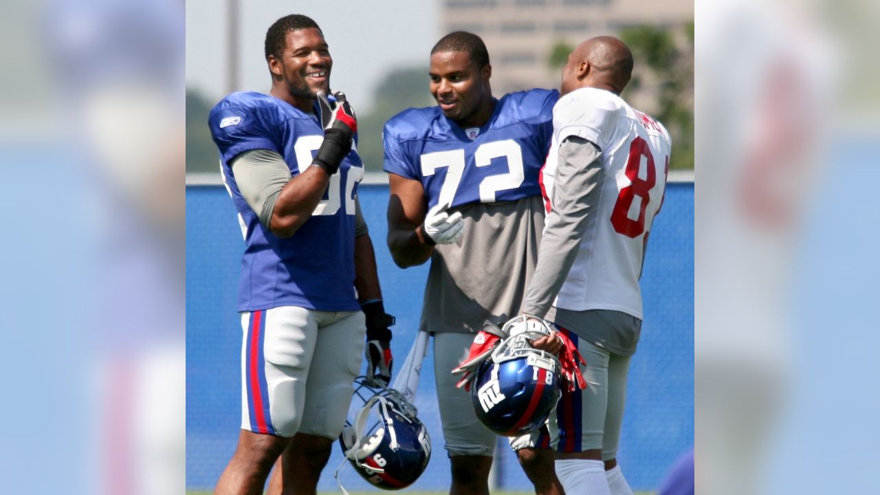 Giants defensive end Osi Umenyiora ends stalemate, will practice