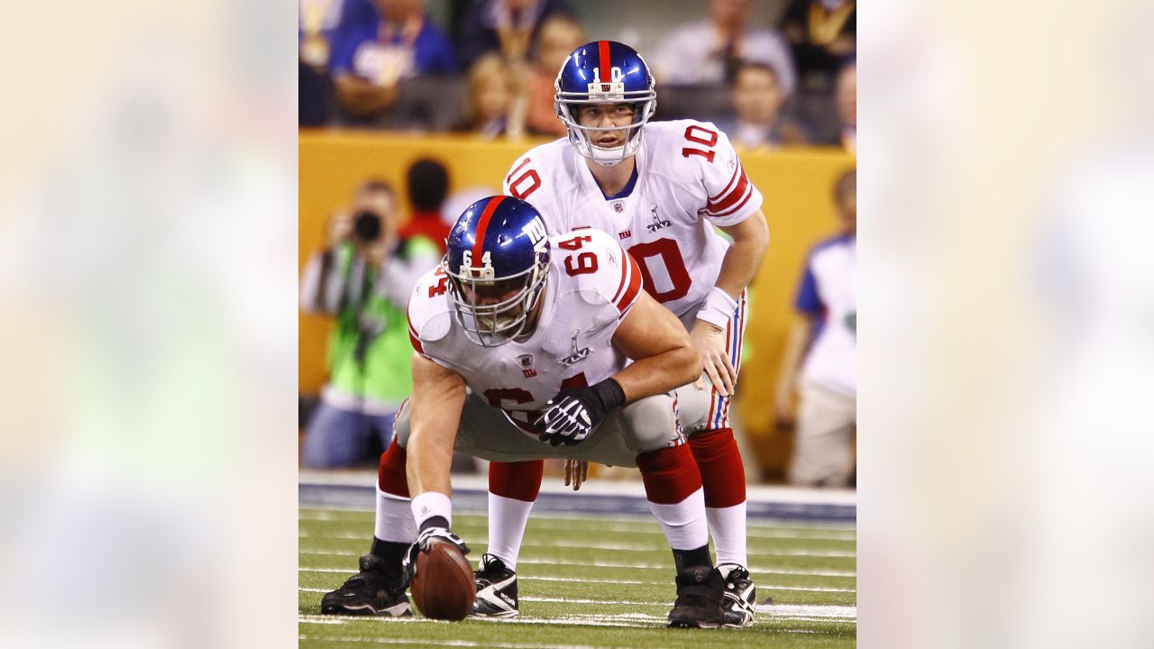 New York Giants Eli Manning takes a snap in the fourth quarter