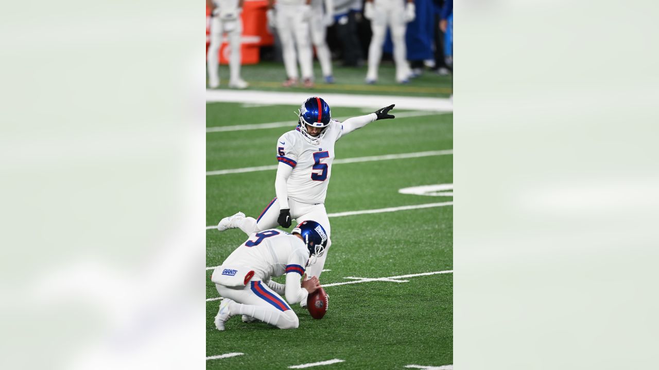 New York Giants place kicker Graham Gano (9) warms up before an NFL  football game against the Chicago Bears Sunday, Oct. 2, 2022, in East  Rutherford, N.J. (AP Photo/Adam Hunger Stock Photo - Alamy