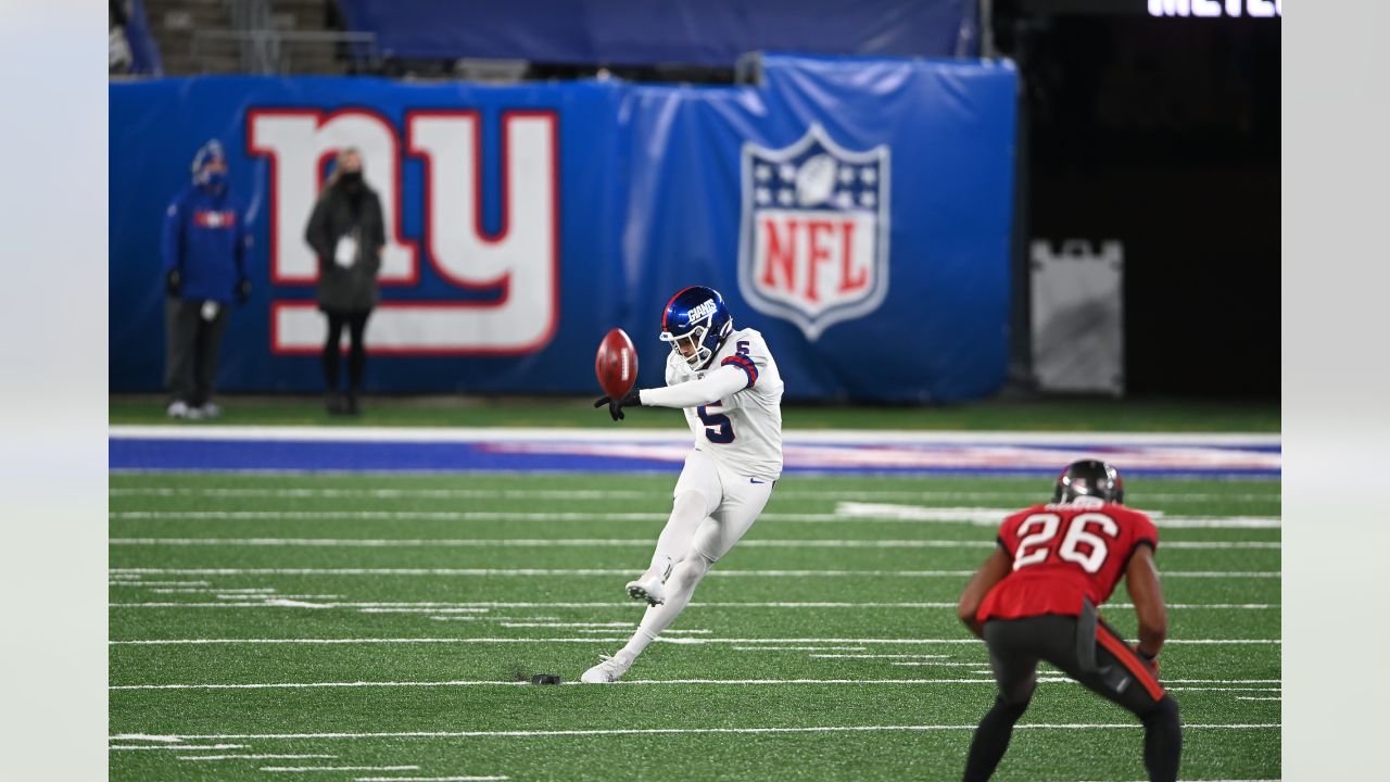 New York Giants place kicker Graham Gano (9) warms up before an NFL  football game against the Chicago Bears Sunday, Oct. 2, 2022, in East  Rutherford, N.J. (AP Photo/Adam Hunger Stock Photo - Alamy