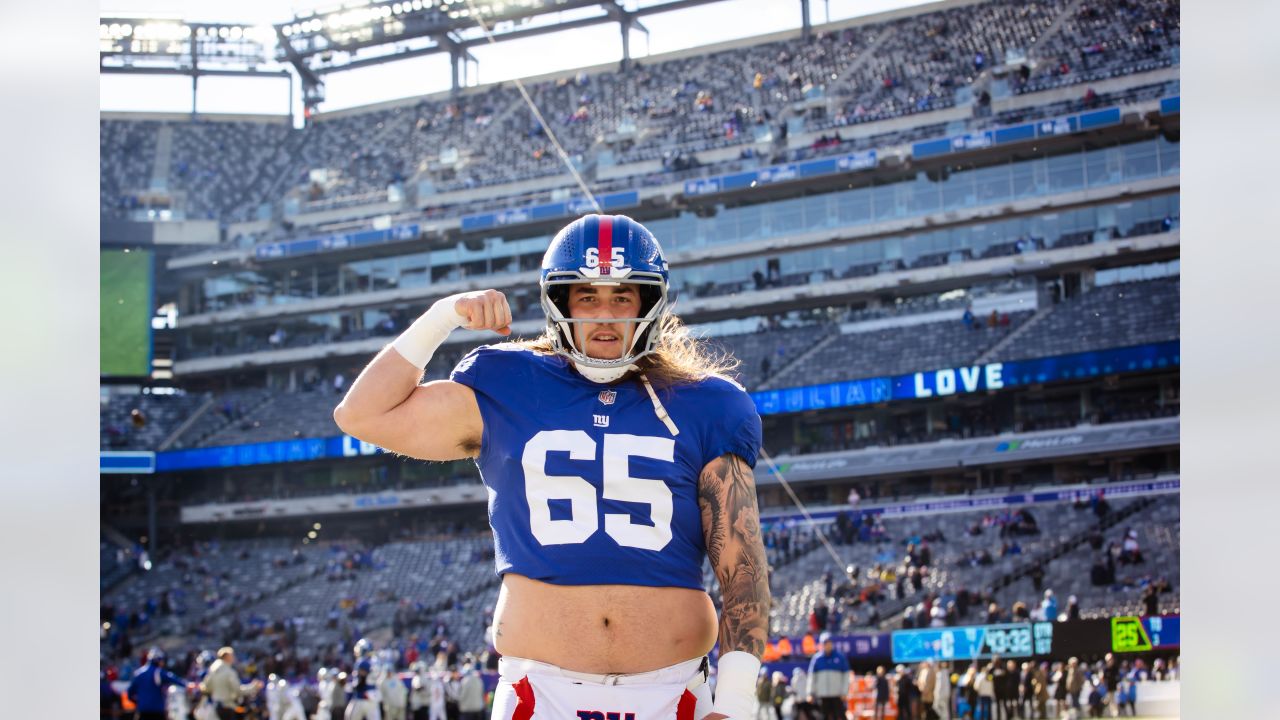 New York Giants center Nick Gates (65) takes the field to face the