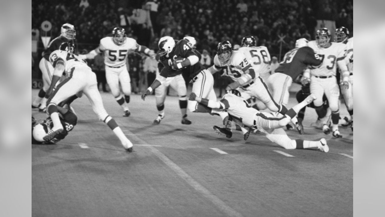 New Philadelphia Eagles' wide receiver Gary Ballman (85) goes down under  onslaught of New York Giants' safety Spider Lockhart (43) as the Giants'  defense man broke up a pass attempt in first