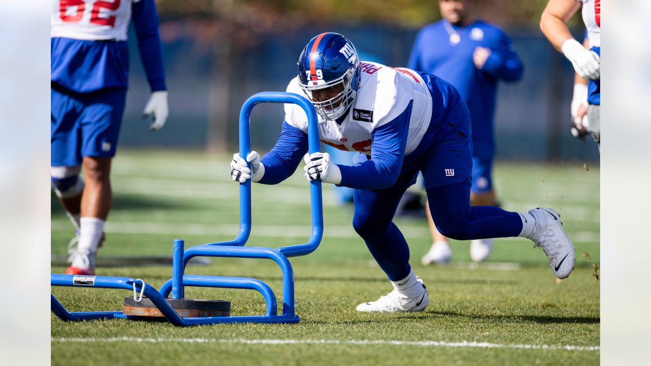 New York Giants cornerback Fabian Moreau (37) defends against the  Washington Commanders during an NFL football game Sunday, Dec. 4, 2022, in  East Rutherford, N.J. (AP Photo/Adam Hunger Stock Photo - Alamy