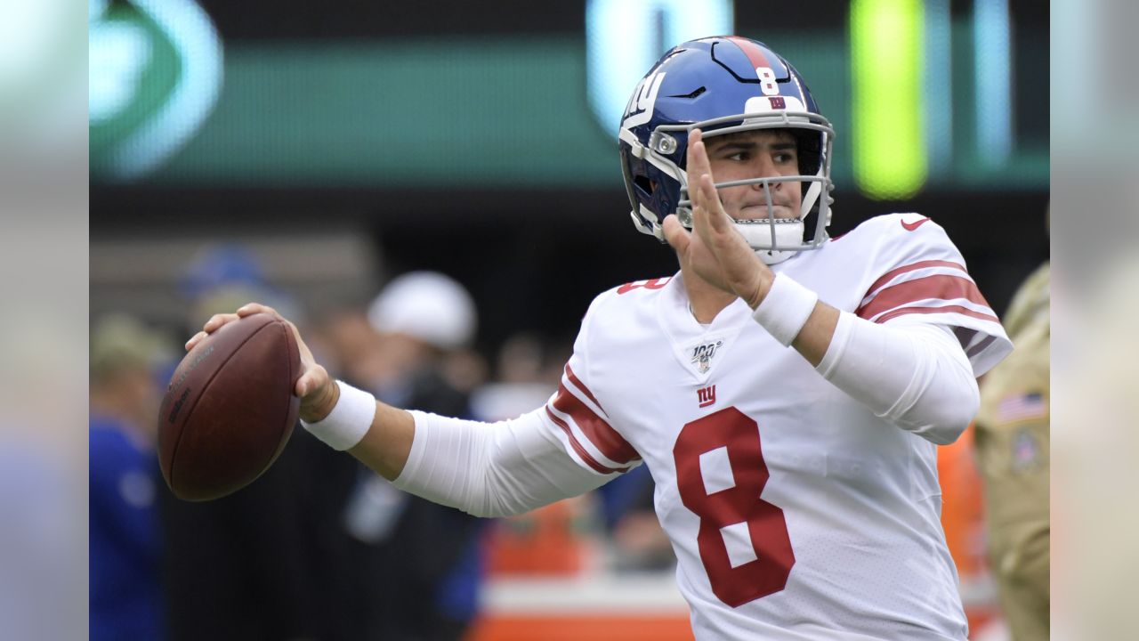 New York Giants quarterback Daniel Jones (8) passes against the New England  Patriots during an NFL preseason football game, Sunday, Aug. 29, 2021, in  East Rutherford, N.J. (AP Photo/Adam Hunger Stock Photo - Alamy