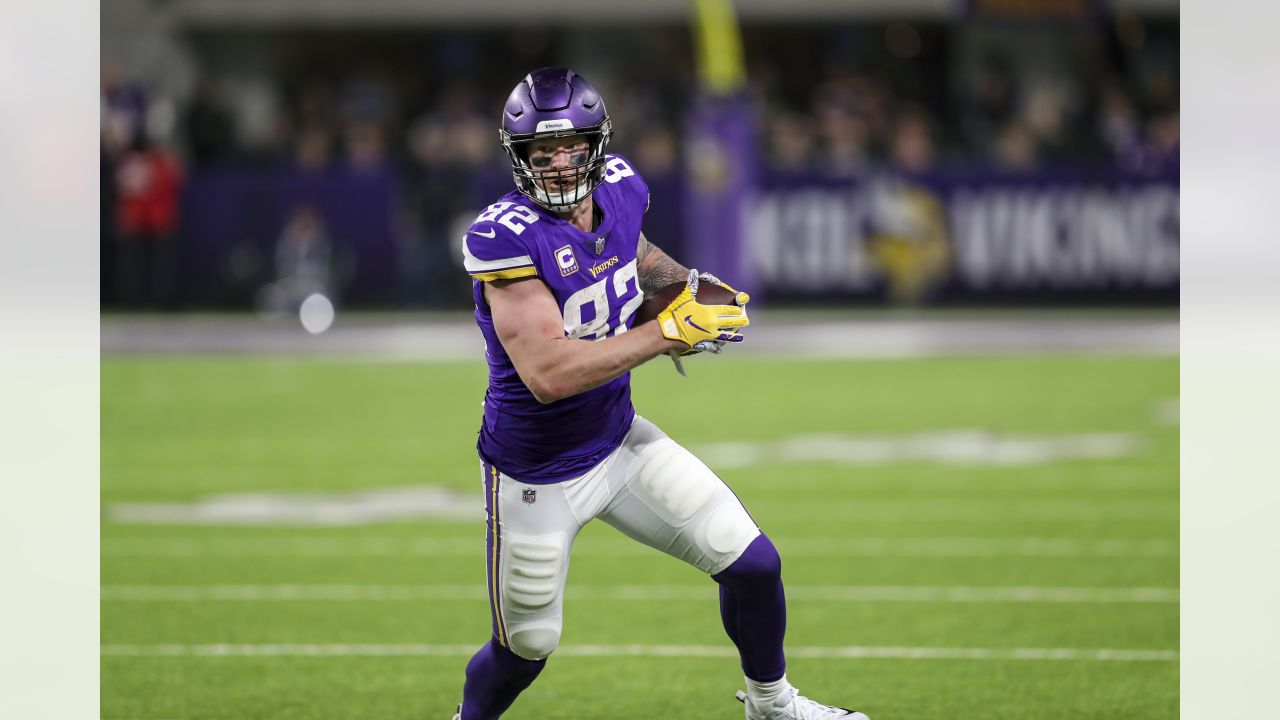 New York Giants tight end Kyle Rudolph (80) looks on against the Carolina  Panthers during an NFL football game, Sunday, Oct. 24, 2021, in East  Rutherford, N.J. (AP Photo/Adam Hunger Stock Photo - Alamy