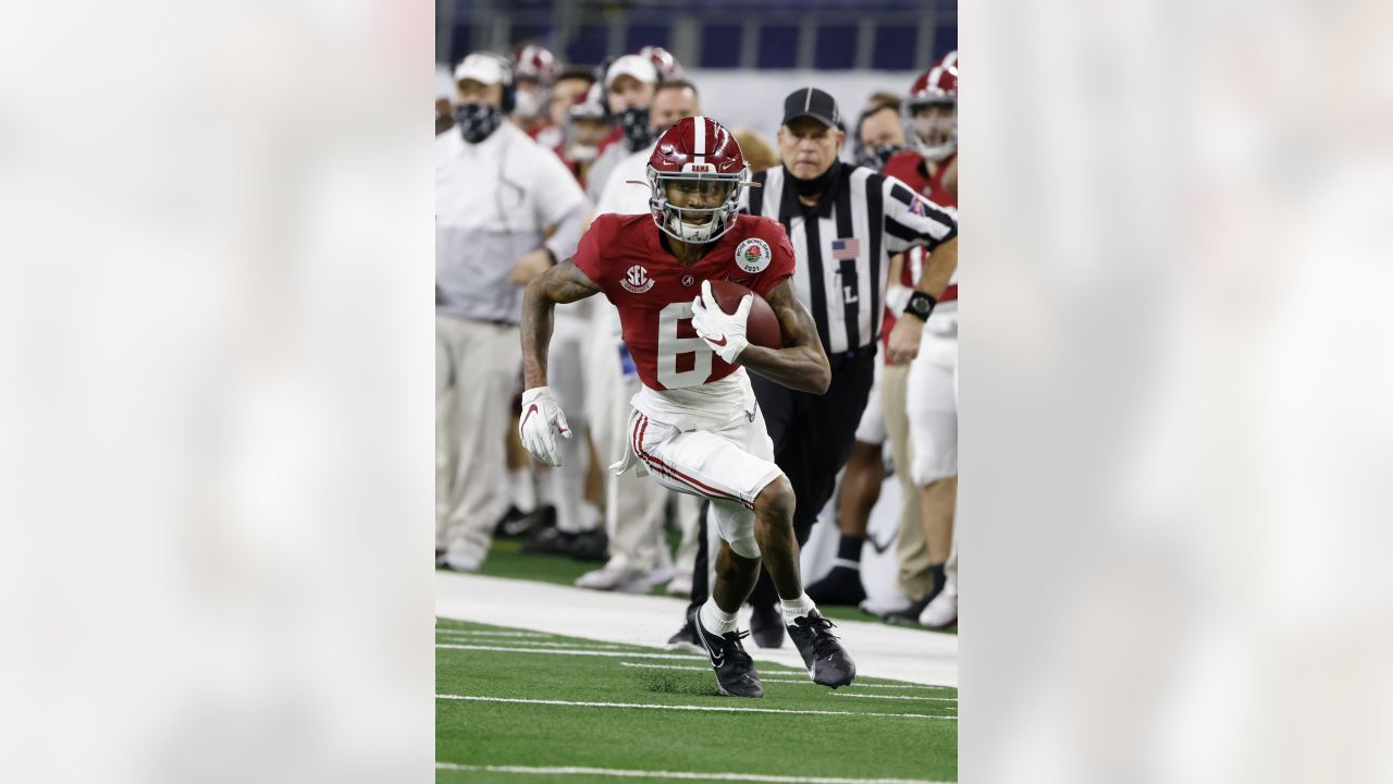 DeVonta Smith makes a leaping TD grab over Broncos CB Patrick Surtain