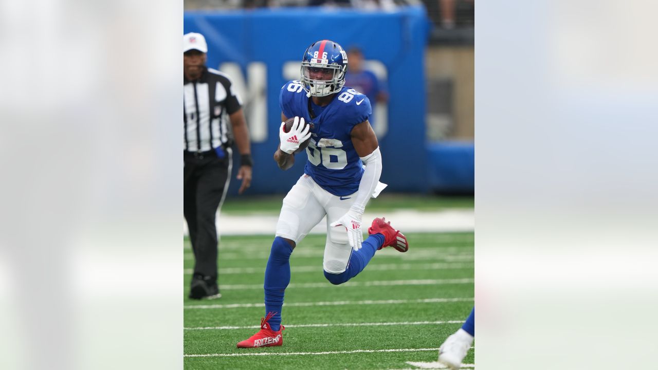 Darius Slayton of the New York Giants has their jersey pulled by Photo  d'actualité - Getty Images