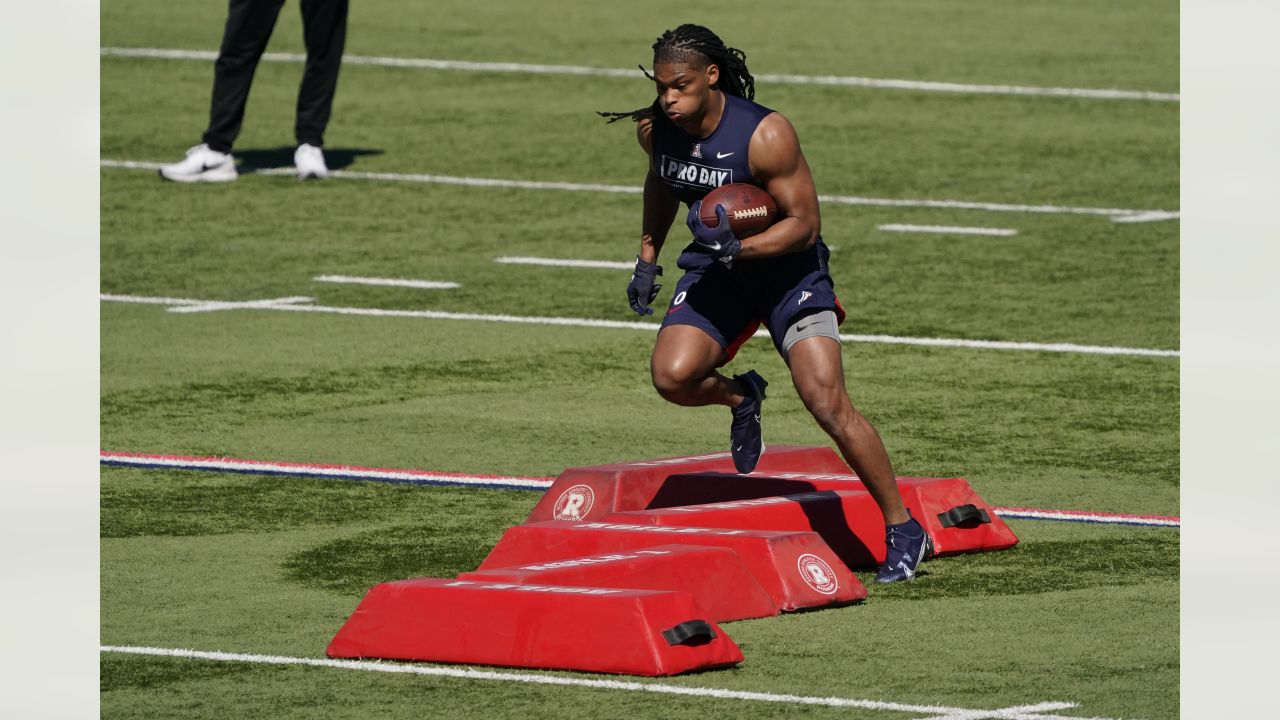 Jaelan Phillips runs an impressive 4.56 unofficial 40-yard dash at