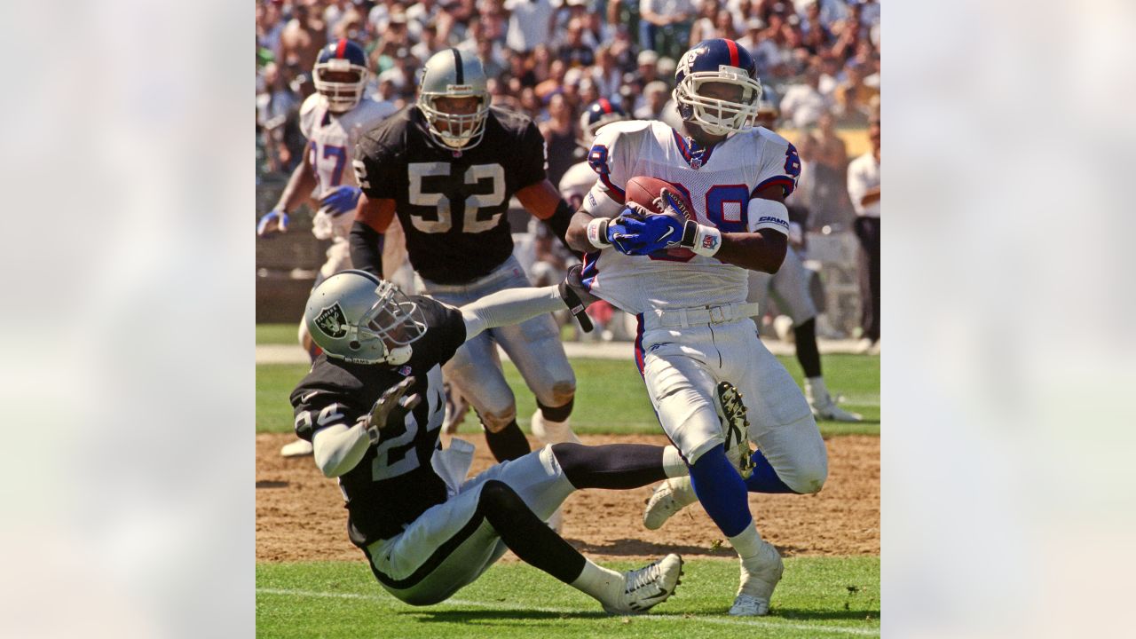 Oakland, California, USA. 13th Sep, 1998. Oakland Raiders vs. New York  Giants at Oakland Alameda County Coliseum Sunday, September 13, 1998.  Raiders beat Giants 20-17. New York Giants wide receiver Ike Hilliard