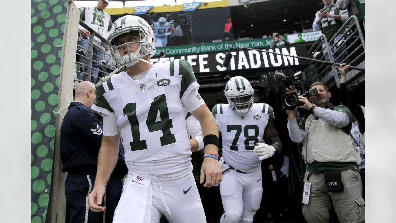 ATLANTA, GA - OCTOBER 31: Sam Darnold #14 of the Carolina Panthers warms  before the Week 8 NFL game between the Atlanta Falcons and the Carolina  Panthers on October 31, 2021 at