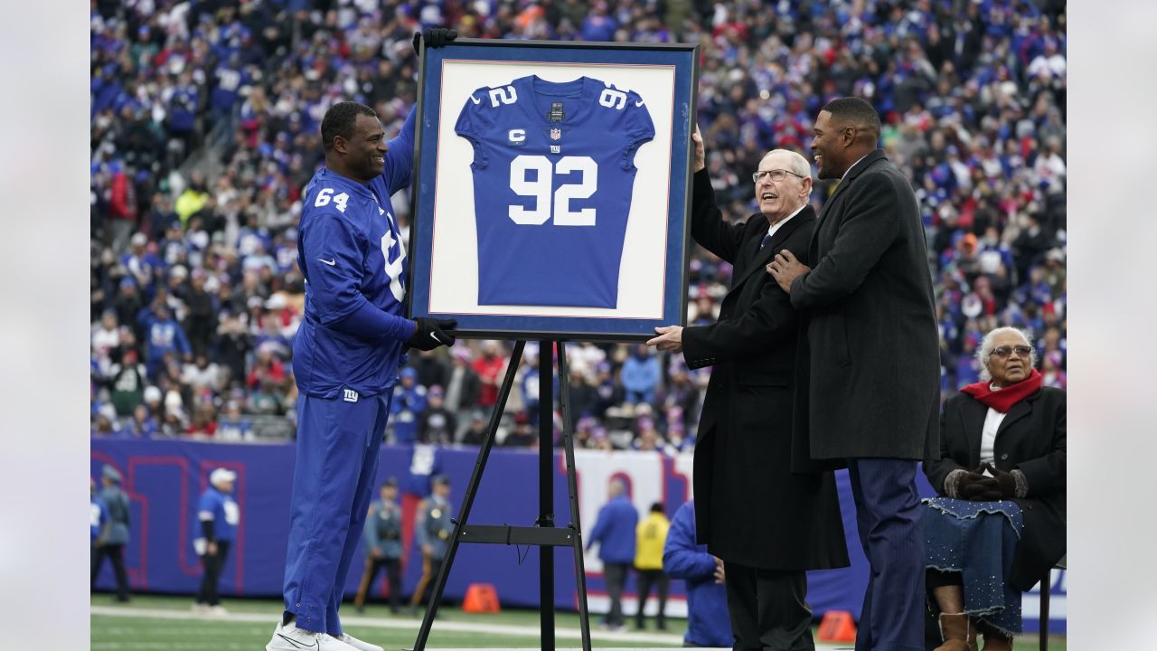 Giants retire Michael Strahan's No. 92 in halftime ceremony