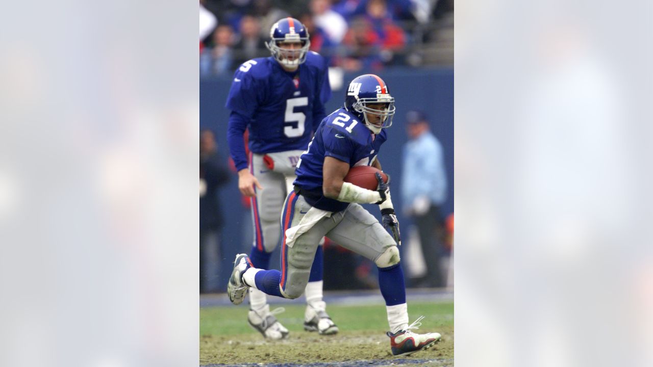 New York Giants quarterback Jeff Hostetler does a little scrambling to  avoid Chicago Bears Steve McMichael (rear) and Trace Armstrong (93) during  third quarter action in NFL playoff game, Sunday, Jan. 14