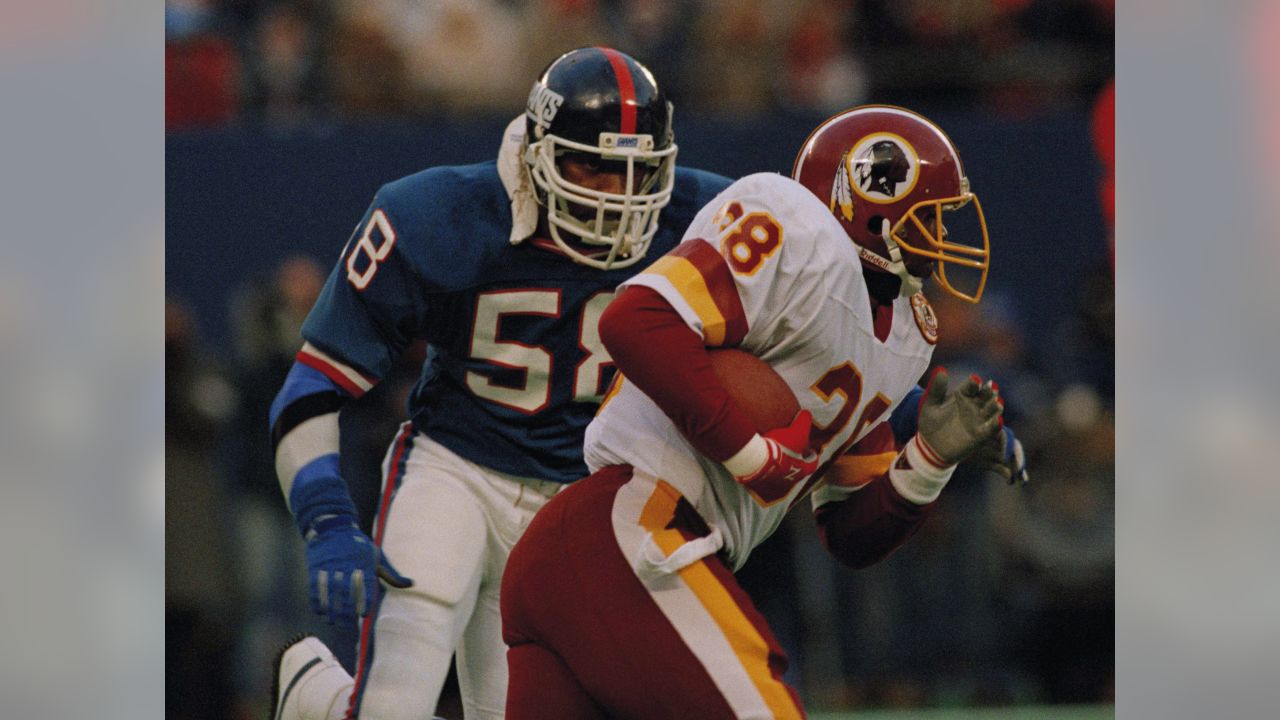 New York Giants Carl Banks (58) faces off against Jay Schroeder of the  Washington Redskins (10)