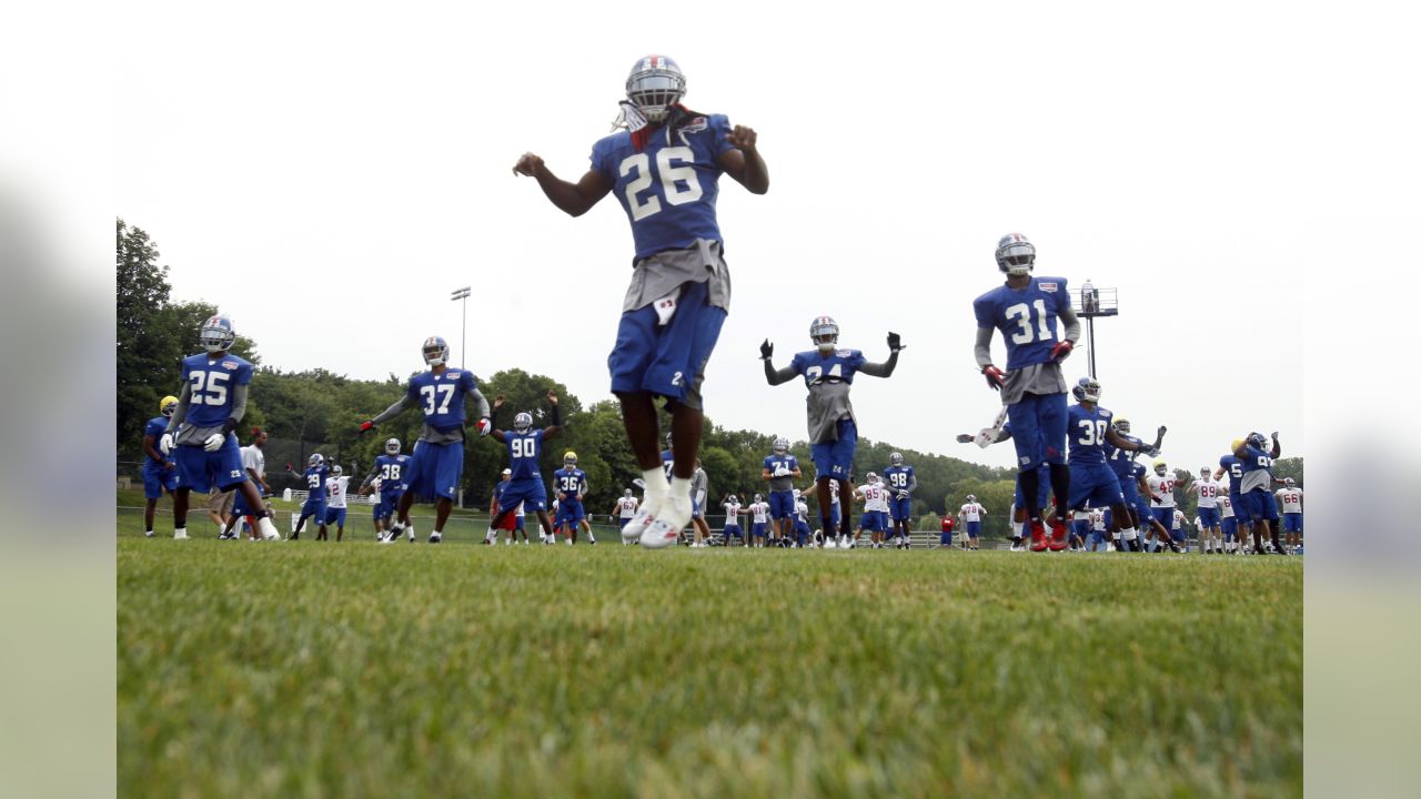 New York Giants player Courtney Brown (37) during NFL football training  camp in Albany, N.Y., on Monday, Aug. 2, 2010. (AP Photo/Mike Groll Stock  Photo - Alamy