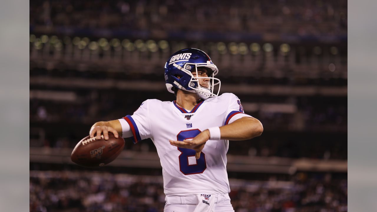 New York Giants quarterback Daniel Jones (8) looks to pass against the  Dallas Cowboys during an NFL football game Monday, Sept. 26, 2022, in East  Rutherford, N.J. (AP Photo/Adam Hunger Stock Photo - Alamy