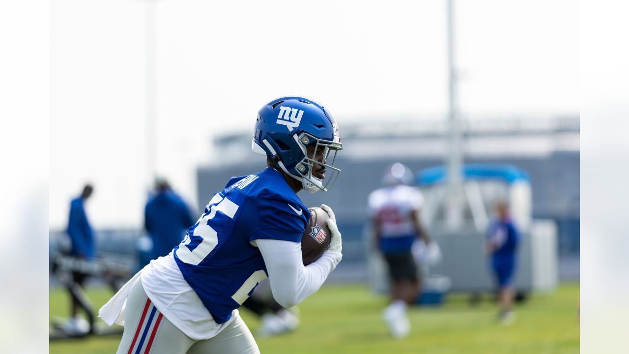 New York Giants running back Jashaun Corbin barrels in from 1 yard