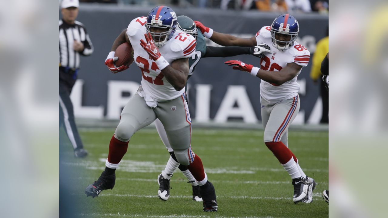 Photo: Philadelphia Eagles Sheldon Brown reacts while running a New York  Giants fumble back 60 yards for a touchdown at Giants Stadium -  NYP20091213106 