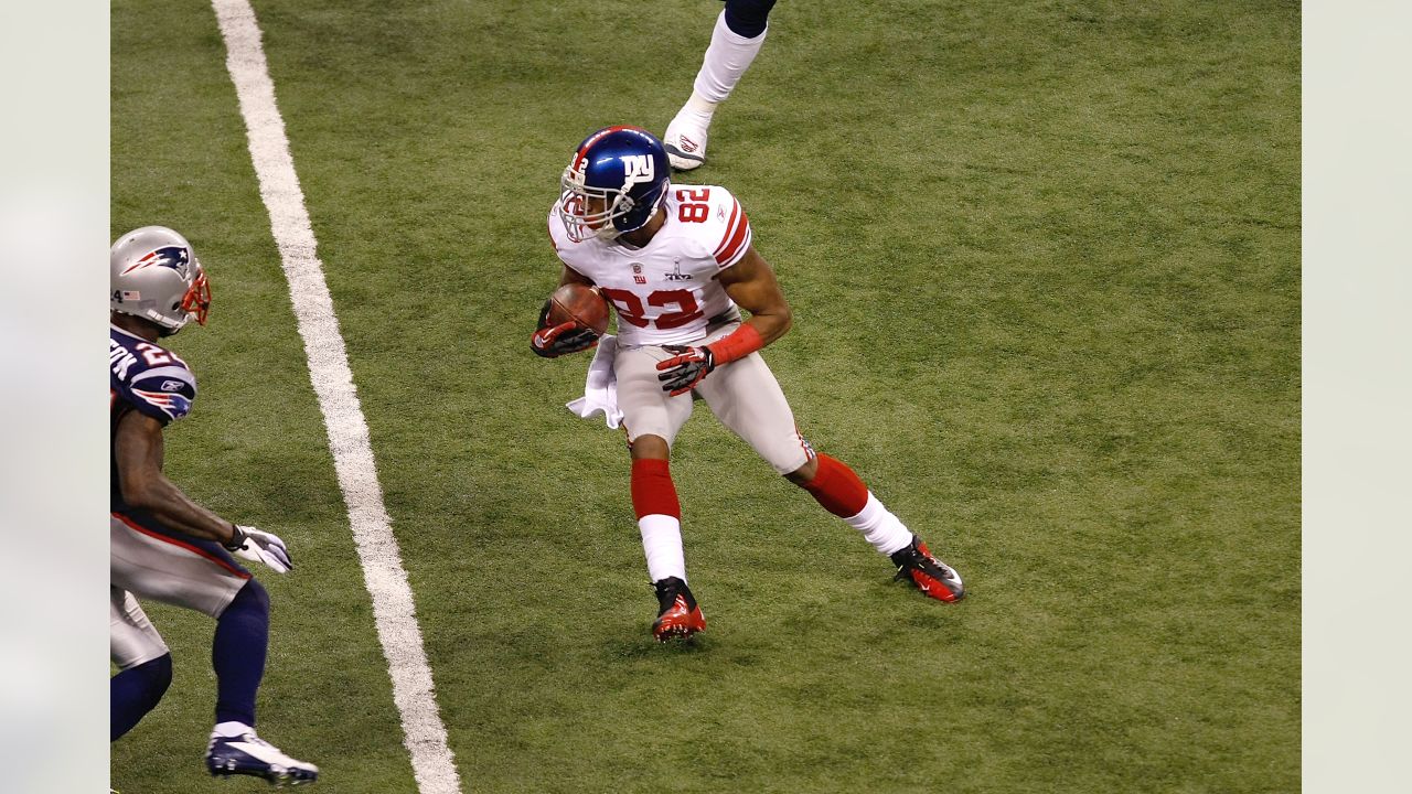 New York Giants wide receiver Hakeem Nicks (88) catches a 19-yard pass  against the New England Patriots cornerback Devin McCourty and Antwaun  Molden during the first quarter at Super Bowl XLVI at