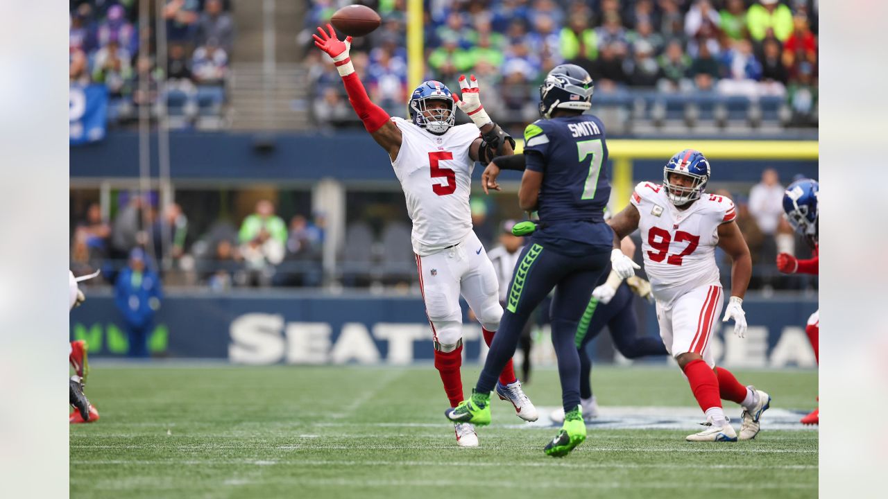 Tomon Fox delivers game clutching hit for a New York Giants win.