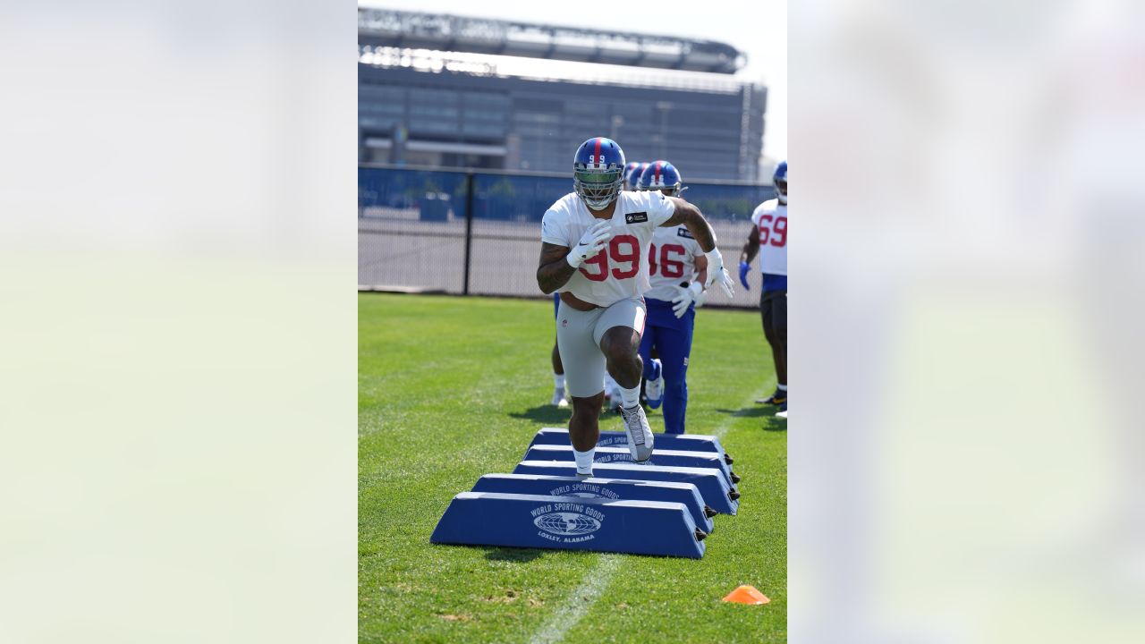 Evan Neal Hosts Giants OL For Team-Bonding Hunting Trip