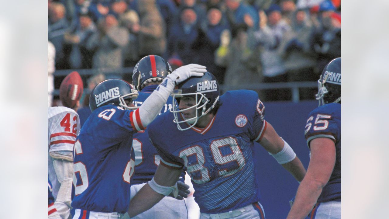 New York Giants Mark Bavaro, left, grabs a Phil Simms pass in