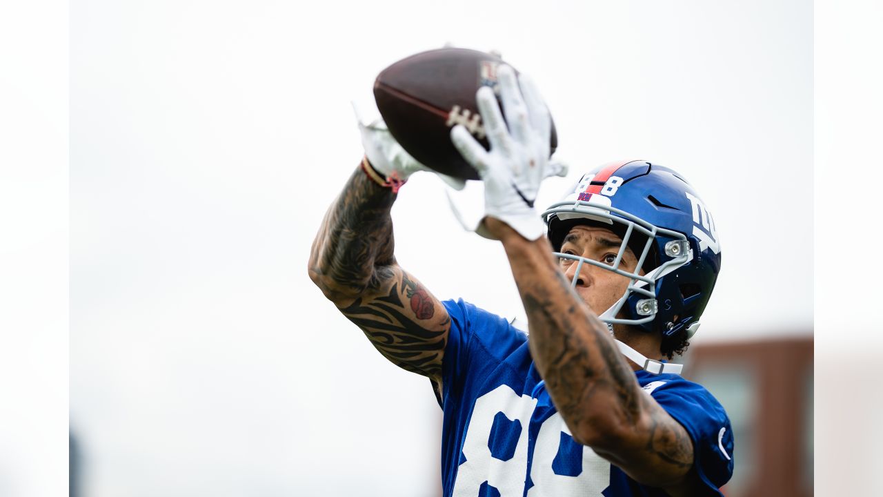 New York Giants tight end Evan Engram (88) tries to get past