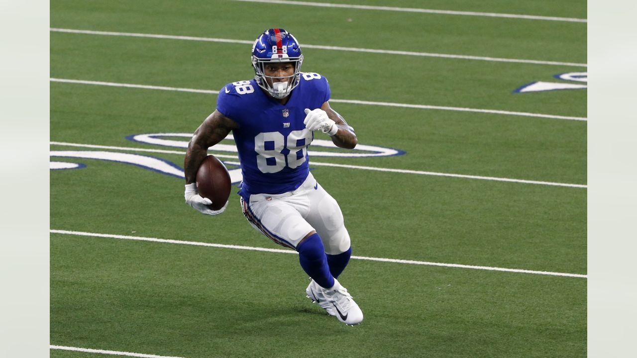 New York Giants tight end Evan Engram (88) warms up before an NFL